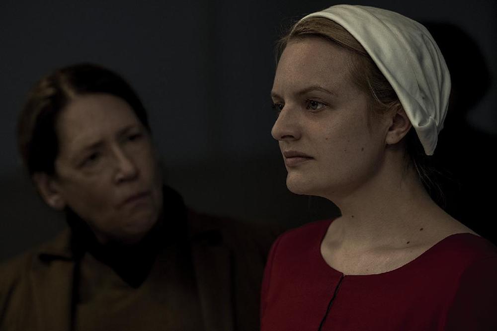 الیزابت ماس در قسمت 1 فصل دوم «سرگذشت ندیمه»(The Handmaid's Tale)